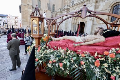 Acto del Desenclavo de Cristo en el transcurso de la Procesión del Santo Cristo del Desenclavo de la Semana Santa de León.