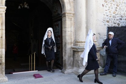 Procesión de Resurrección con la imagen de la Virgen de la Encina y el Santo Sacramento de Ponferrada.