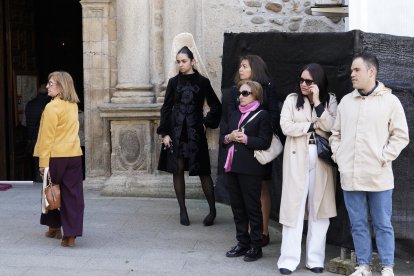 Procesión de Resurrección con la imagen de la Virgen de la Encina y el Santo Sacramento de Ponferrada.