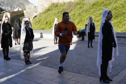 Procesión de Resurrección con la imagen de la Virgen de la Encina y el Santo Sacramento de Ponferrada.