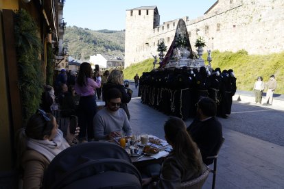 Procesión de Resurrección con la imagen de la Virgen de la Encina y el Santo Sacramento de Ponferrada.