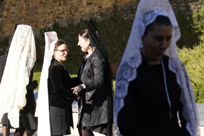 Procesión de Resurrección con la imagen de la Virgen de la Encina y el Santo Sacramento de Ponferrada.