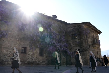 Procesión de Resurrección con la imagen de la Virgen de la Encina y el Santo Sacramento de Ponferrada.
