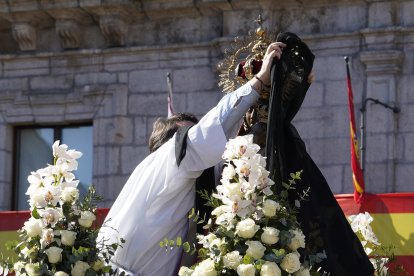 Procesión de Resurrección con la imagen de la Virgen de la Encina y el Santo Sacramento de Ponferrada.