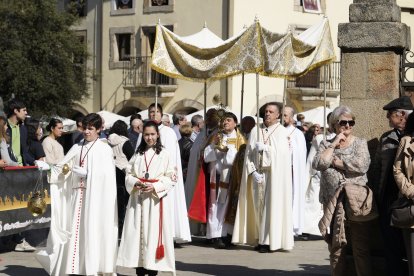 Procesión de Resurrección con la imagen de la Virgen de la Encina y el Santo Sacramento de Ponferrada.