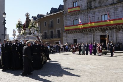 Procesión de Resurrección con la imagen de la Virgen de la Encina y el Santo Sacramento de Ponferrada.