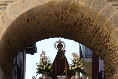 Procesión de Resurrección con la imagen de la Virgen de la Encina y el Santo Sacramento de Ponferrada.