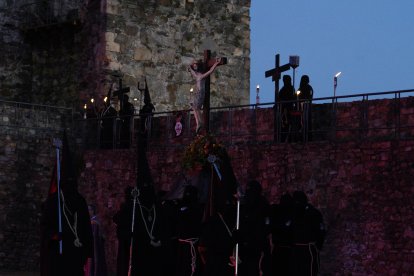 Viacrucis penitencial en el Castillo de los Templarios del Lunes Santo en Ponferrada