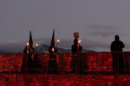 Viacrucis penitencial en el Castillo de los Templarios del Lunes Santo en Ponferrada