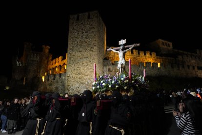 Viacrucis penitencial en el Castillo de los Templarios del Lunes Santo en Ponferrada