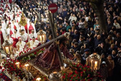 Procesión del Encuentro de la Santísima Virgen con su Hijo en la calle de la Amargura en Martes Santo en Valladolid
