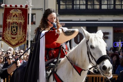 Pregón a caballo de la Cofradía de las Siete Palabras de Jesús en la Cruz en León durante el Jueves Santo