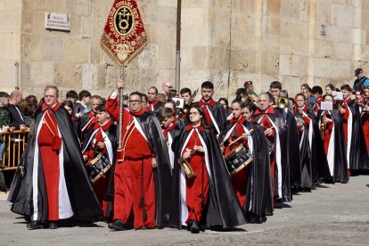 Pregón a caballo de la Cofradía de las Siete Palabras de Jesús en la Cruz en León durante el Jueves Santo