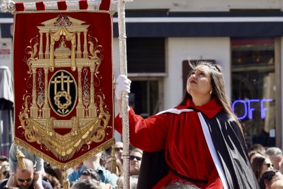 Pregón a caballo de la Cofradía de las Siete Palabras de Jesús en la Cruz en León durante el Jueves Santo