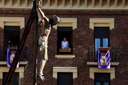 Acto del Desenclavo de Cristo en el transcurso de la Procesión del Santo Cristo del Desenclavo de la Semana Santa de León.