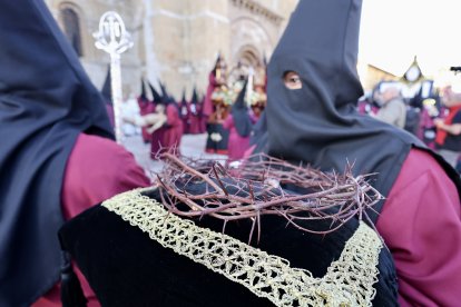 Acto del Desenclavo de Cristo en el transcurso de la Procesión del Santo Cristo del Desenclavo de la Semana Santa de León.