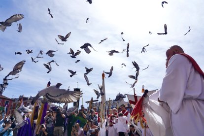 Celebración de la procesión del Encuentro de Jesús Resucitado con la Virgen de la Alegría de la Semana Santa de Valladolid.
