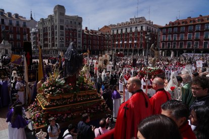 Celebración de la procesión del Encuentro de Jesús Resucitado con la Virgen de la Alegría de la Semana Santa de Valladolid.