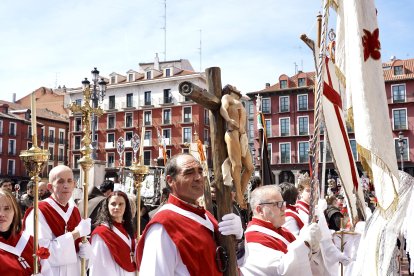 Celebración de la procesión del Encuentro de Jesús Resucitado con la Virgen de la Alegría de la Semana Santa de Valladolid.