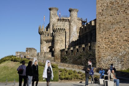 Procesión de Resurrección con la imagen de la Virgen de la Encina y el Santo Sacramento de Ponferrada