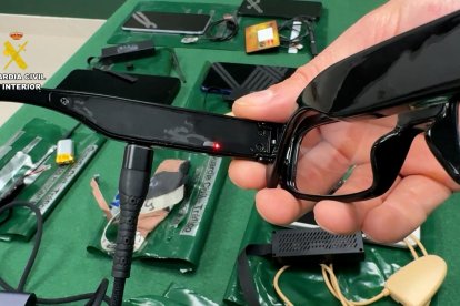 Gafas inteligentes utilizadas durante el examen
