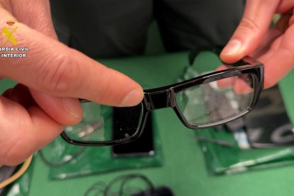 Gafas inteligentes utilizadas durante el examen