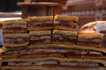 El interior del hornazo revela su esencia: embutidos tradicionales envueltos en una masa horneada que define la gastronomía de Salamanca