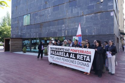 Concentración en Ponferrada de abogados y procuradores, entre los que se encuentra el número dos del partido popular en León, Neftalí Fernández.