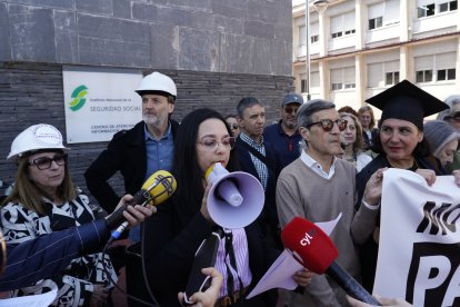 Concentración en Ponferrada de abogados y procuradores, entre los que se encuentra el número dos del partido popular en León, Neftalí Fernández.
