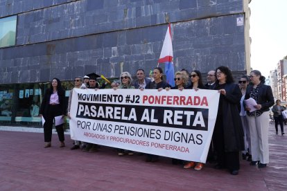 Concentración en Ponferrada de abogados y procuradores, entre los que se encuentra el número dos del partido popular en León, Neftalí Fernández.