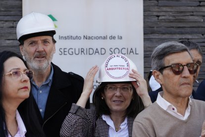 Concentración en Ponferrada de abogados y procuradores, entre los que se encuentra el número dos del partido popular en León, Neftalí Fernández.