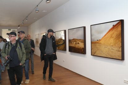 Inauguración del VI Festival Internacional de Fotografía de Castilla y León, en la imagen exposición de Sergio Belinchón de la colección del MUSAC