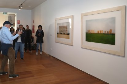 Inauguración del VI Festival Internacional de Fotografía de Castilla y León, en la imagen exposición de Sergio Belinchón de la colección del MUSAC