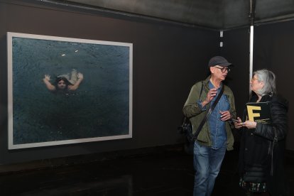 Inauguración del VI Festival Internacional de Fotografía de Castilla y León. Asisten la directora general de Políticas Culturales en funciones, Inmaculada Martínez; y el concejal de Identidad Cultural, Turismo y Fiestas, Francisco Fernández