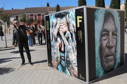 Inauguración del VI Festival Internacional de Fotografía de Castilla y León. Asisten la directora general de Políticas Culturales en funciones, Inmaculada Martínez; y el concejal de Identidad Cultural, Turismo y Fiestas, Francisco Fernández