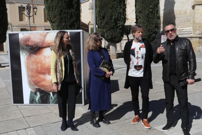 Inauguración del VI Festival Internacional de Fotografía de Castilla y León. Asisten la directora general de Políticas Culturales en funciones, Inmaculada Martínez; y el concejal de Identidad Cultural, Turismo y Fiestas, Francisco Fernández