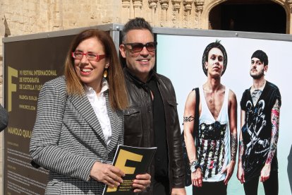 Inauguración del VI Festival Internacional de Fotografía de Castilla y León. Asisten la directora general de Políticas Culturales en funciones, Inmaculada Martínez; y el concejal de Identidad Cultural, Turismo y Fiestas, Francisco Fernández
