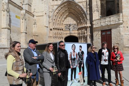 Inauguración del VI Festival Internacional de Fotografía de Castilla y León. Asisten la directora general de Políticas Culturales en funciones, Inmaculada Martínez; y el concejal de Identidad Cultural, Turismo y Fiestas, Francisco Fernández