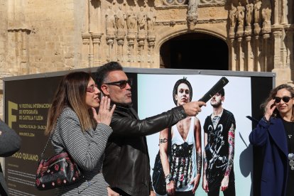 Inauguración del VI Festival Internacional de Fotografía de Castilla y León. Asisten la directora general de Políticas Culturales en funciones, Inmaculada Martínez; y el concejal de Identidad Cultural, Turismo y Fiestas, Francisco Fernández