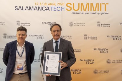 El alcalde de Salamanca, Carlos García Carbayo, presenta la certificación ‘Global Destination for Digital Nomands’.