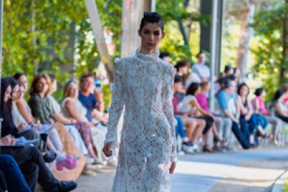 Desfile con los looks diseñados y realizados por los alumnos.
