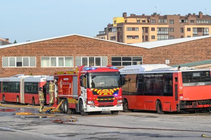 Un incendio ha causado importantes daños en las cocheras municipales de Burgos, con varios vehículos calcinados