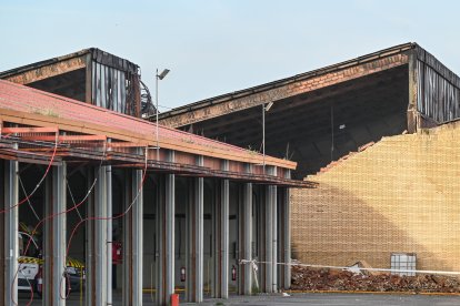 Un incendio ha causado importantes daños en las cocheras municipales de Burgos, con varios vehículos calcinados