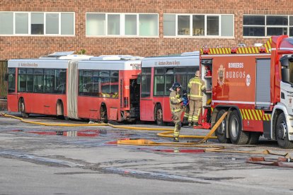 Un incendio ha causado importantes daños en las cocheras municipales de Burgos, con varios vehículos calcinados