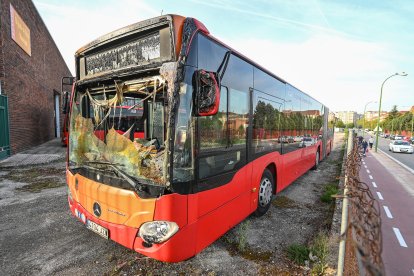 Un incendio ha causado importantes daños en las cocheras municipales de Burgos, con varios vehículos calcinados