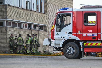 Un incendio ha causado importantes daños en las cocheras municipales de Burgos, con varios vehículos calcinados