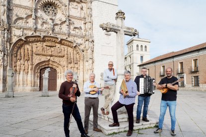 Grupo vallisoletano Tahona, galardonados en la primera edición de los Premios de la Música Folk y Tradicional.