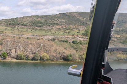 Rescate a un hombre herido en el embalse de Selgas de Ordás, en Carrocera (León).