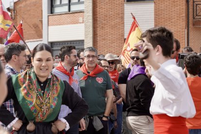 El PSOE de Castilla y León realiza la ofrenda floral a los comuneros en el monolito. Participan el secretario general del PSCyL, Carlos Martínez; el secretario general de Juventudes Socialistas de Castilla y León, Diego Vallejo; y el expresidente de la Junta, Demetrio Madrid. También asisten el portavoz socialista en el Congreso, Patxi López, y los ministros de Transportes y Movilidad Sostenible e Igualdad, Óscar Puente y Ana Redondo, respectivamente.