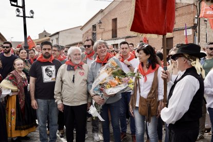 El PSOE de Castilla y León realiza la ofrenda floral a los comuneros en el monolito. Participan el secretario general del PSCyL, Carlos Martínez; el secretario general de Juventudes Socialistas de Castilla y León, Diego Vallejo; y el expresidente de la Junta, Demetrio Madrid. También asisten el portavoz socialista en el Congreso, Patxi López, y los ministros de Transportes y Movilidad Sostenible e Igualdad, Óscar Puente y Ana Redondo, respectivamente